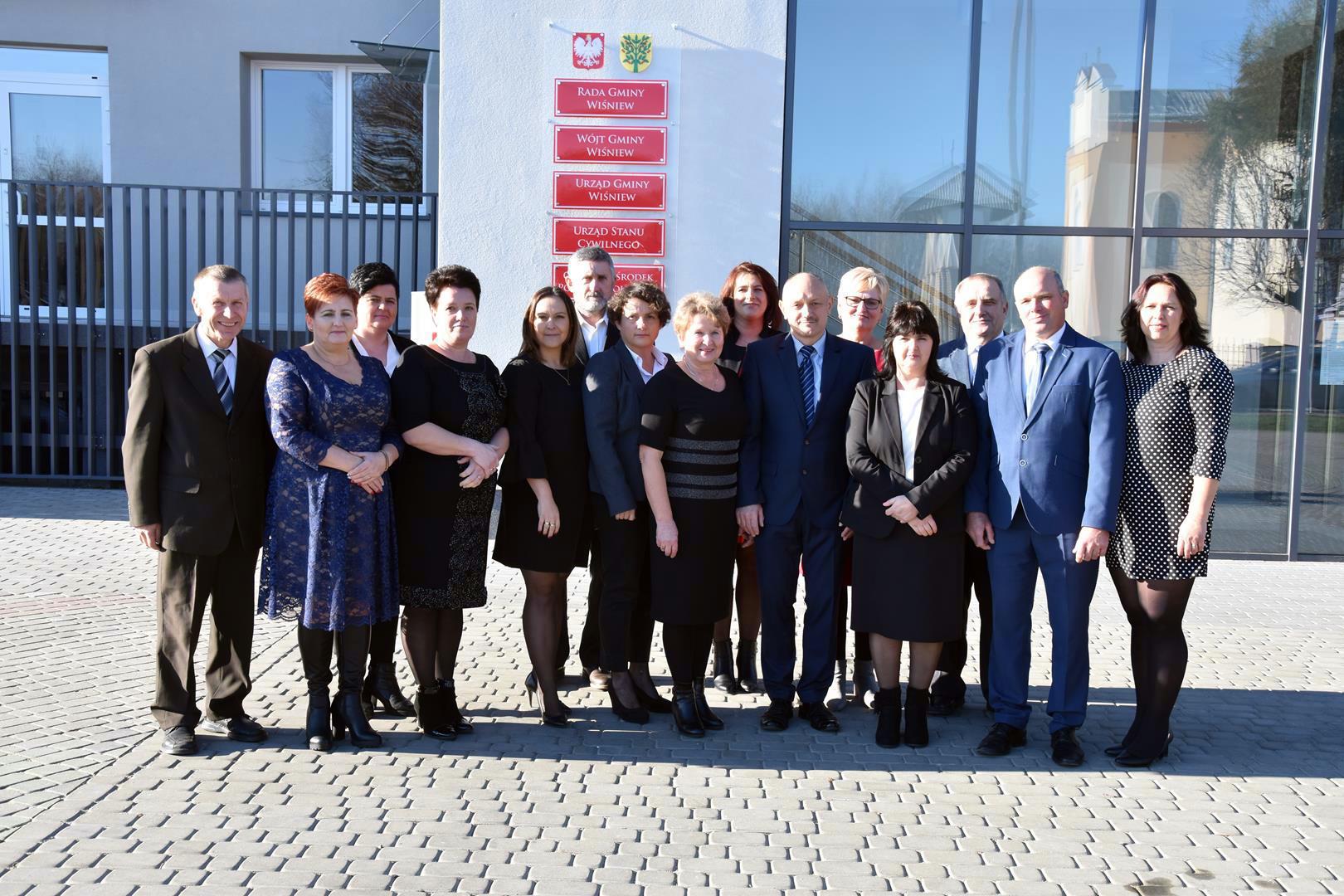 Grupa dorosłych osób przed urzędem gminy Wisniew